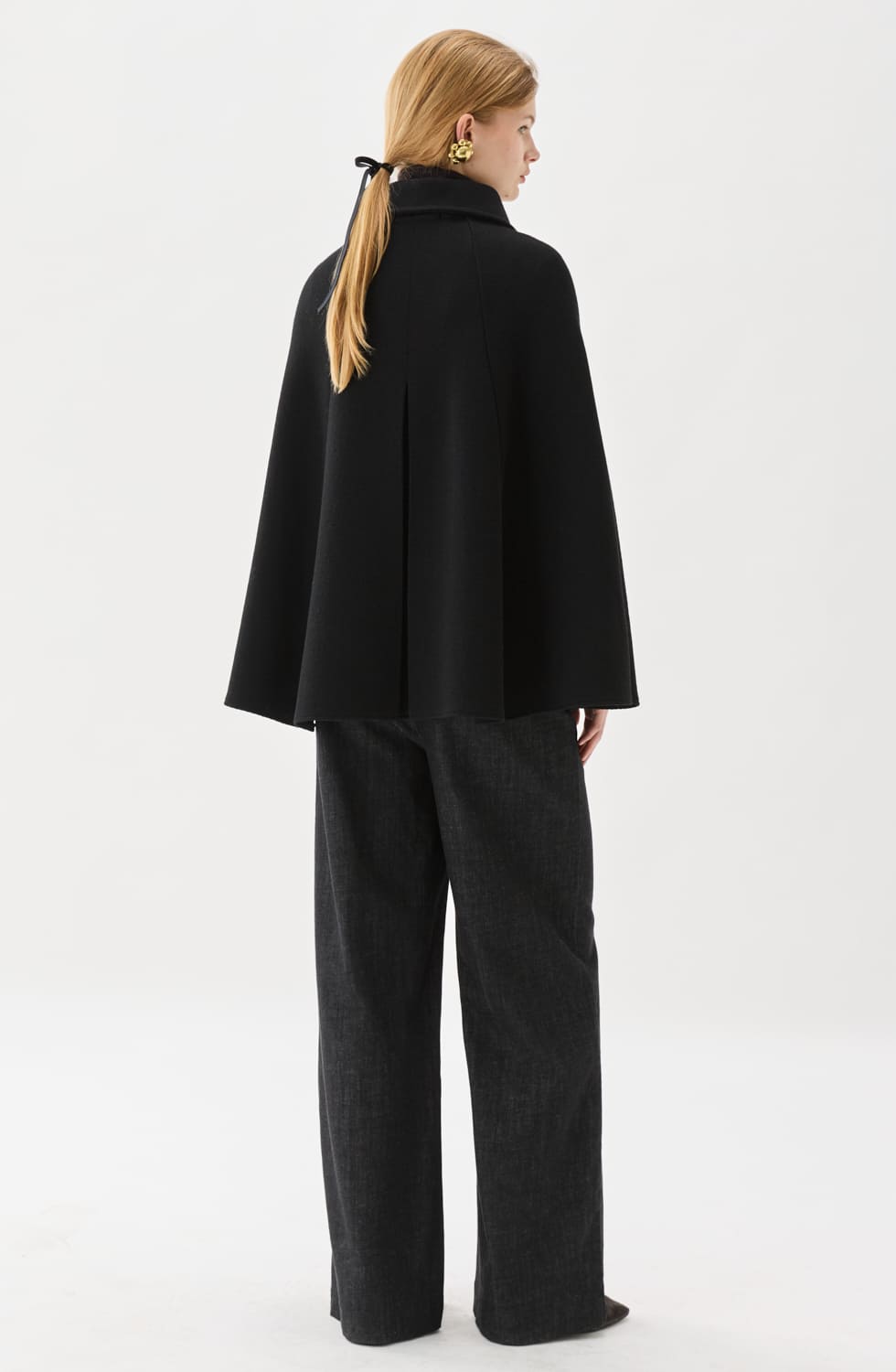 Isa stickad cape i ull svart